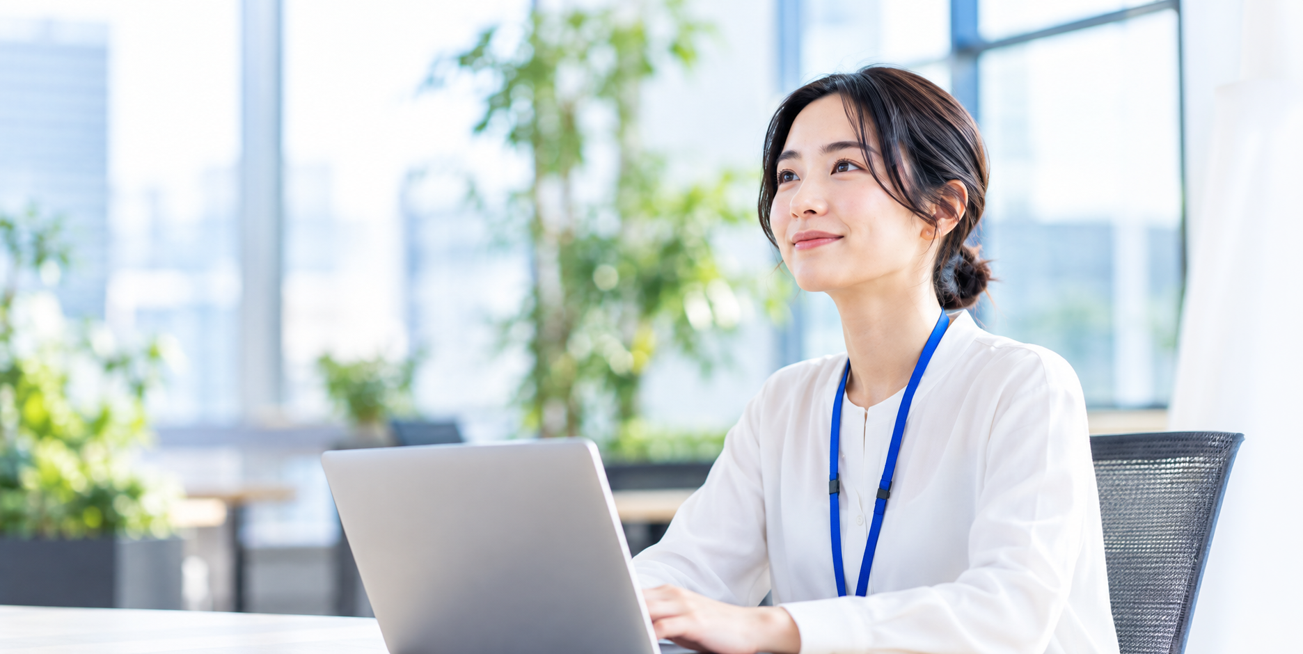 明るいオフィスで働く女性